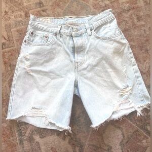 LEVI Premium mid thigh light wash distressed shorts